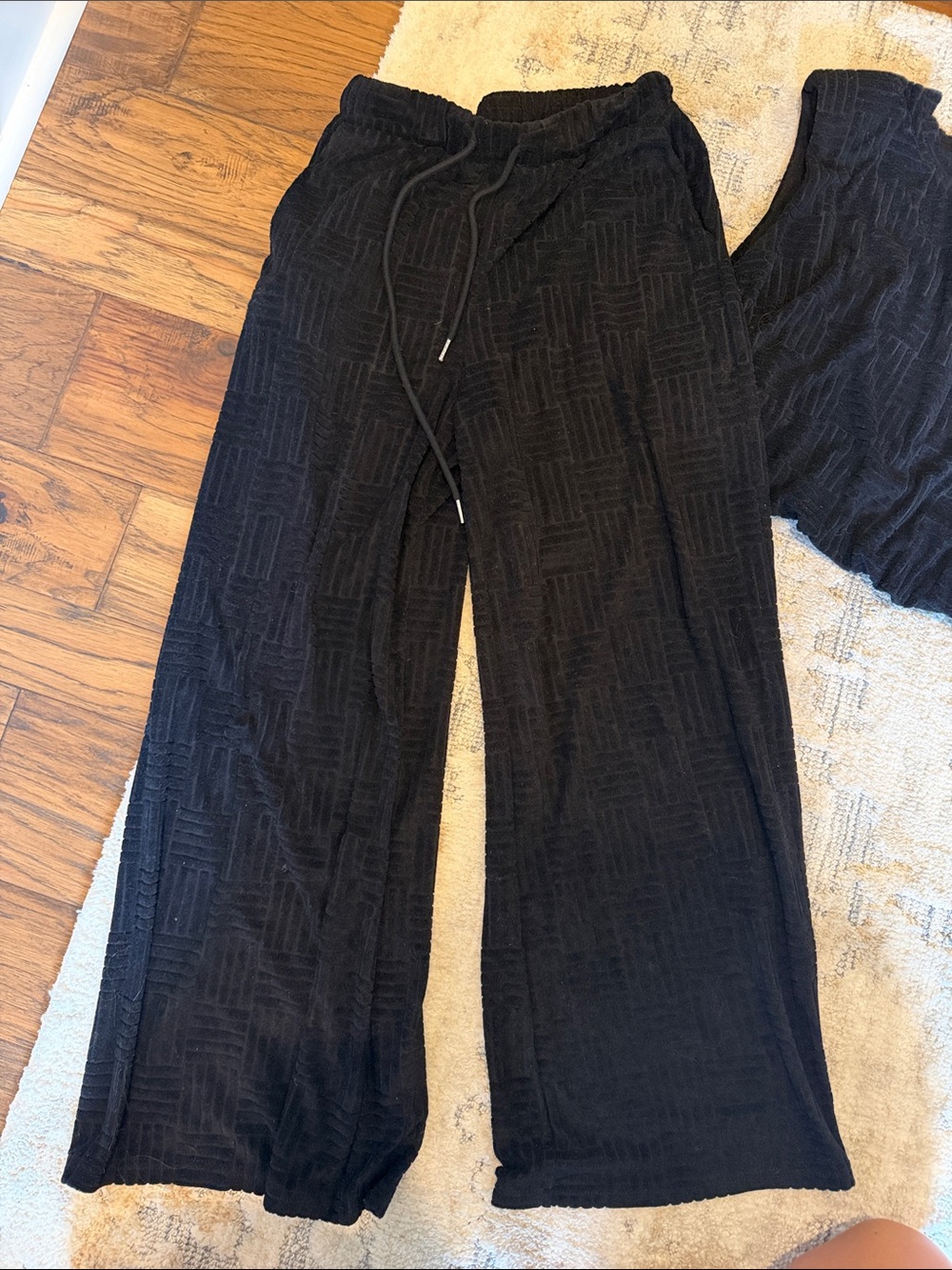 Women's Black Textured Wide-Leg Pants & Top Set - Picture 5 of 6